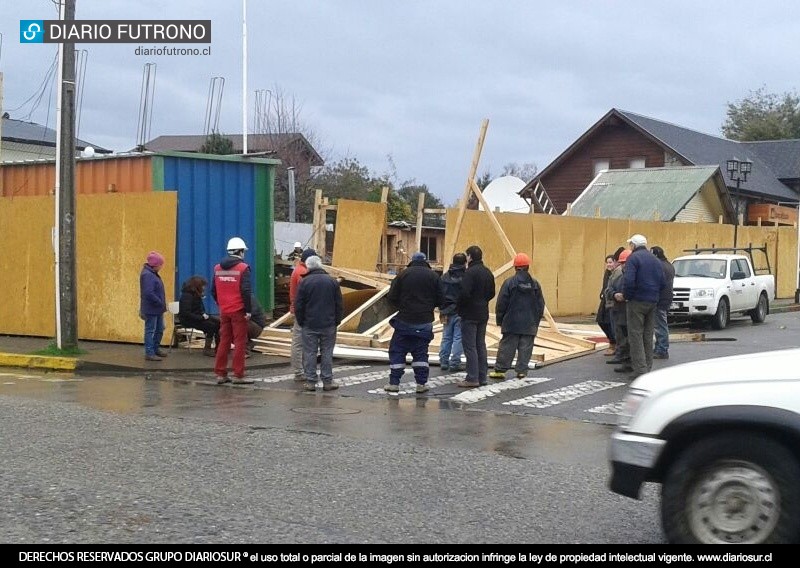 Viento derribó estructura sobre una transeúnte en Futrono