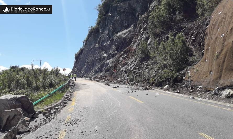 Derrumbe en El Peligro mantuvo cortada la ruta entre Lago Ranco y Riñinahue