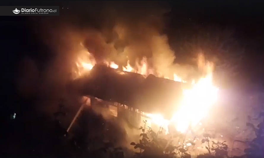 [VIDEO] Incendio destruyó vivienda y dejó 5 personas damnificadas en Futrono