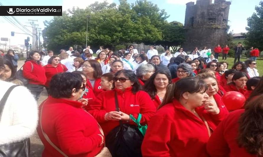 Manipuladoras de alimentos en paro marchan por Valdivia