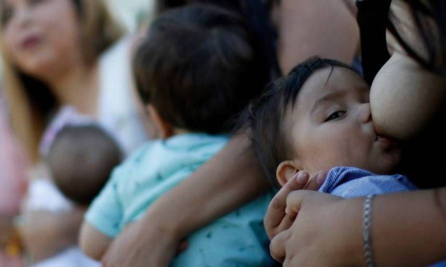 Nueva ley multa a quienes impidan o discriminen a madres que amamanten en lugares públicos