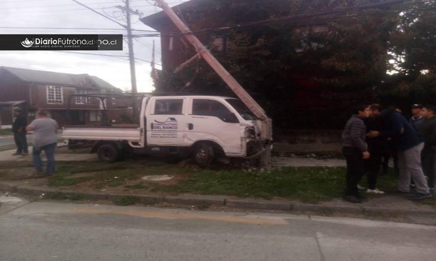 Chofer colisionó camioneta y luego quedó incrustado en poste en la entrada de Futrono