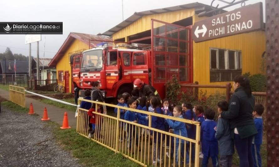 Pequeñitos de Ignao fascinados recorrieron cuartel de bomberos de su localidad                         
