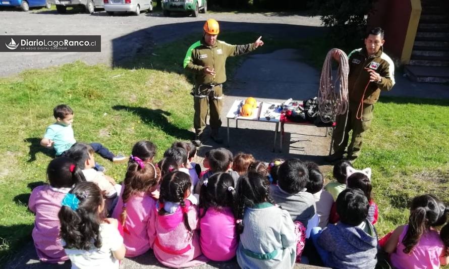 Carabineros llevó entretenida sorpresa a pequeños de escuela de Riñinahue