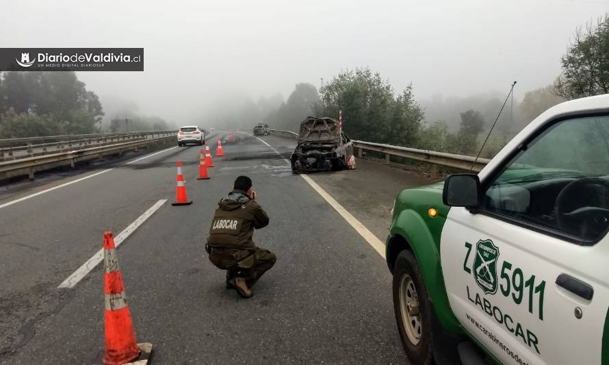 Millonario robo y 4 vehículos quemados tras violento asalto a peaje de Lanco