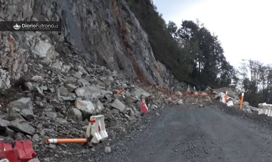 Derrumbe mantiene aislados a vecinos de sector rural en Futrono