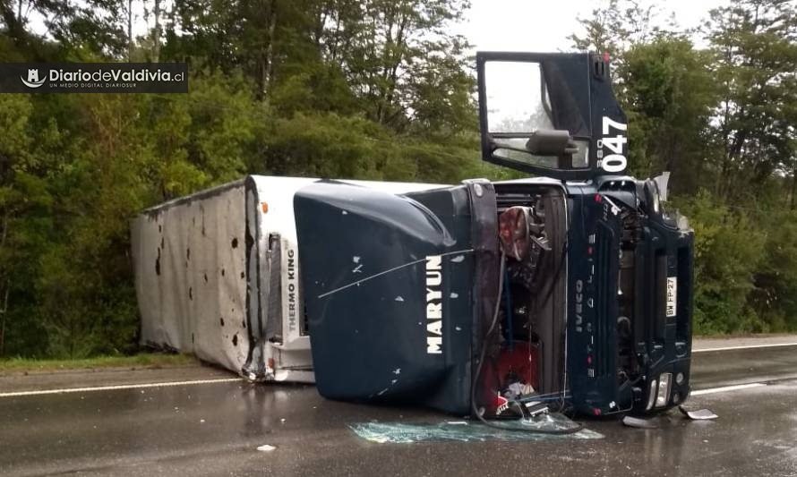 Volcamiento de camión en ruta Valdivia-Paillaco dejó un lesionado