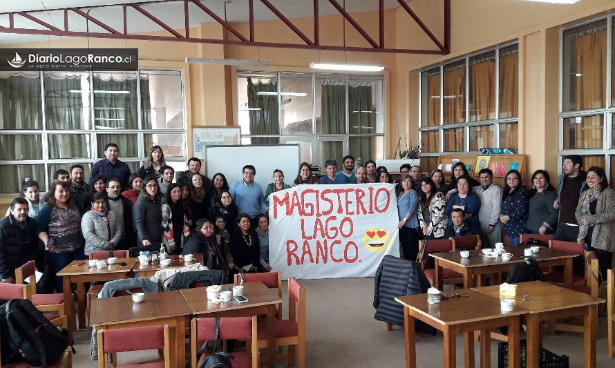 Profesores de Lago Ranco deponen paro indefinido y regresan a clases