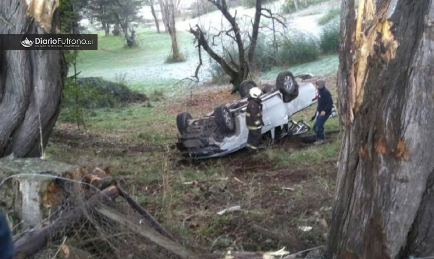 Camioneta se desbarrancó en Ruta Futrono-Nontuelá