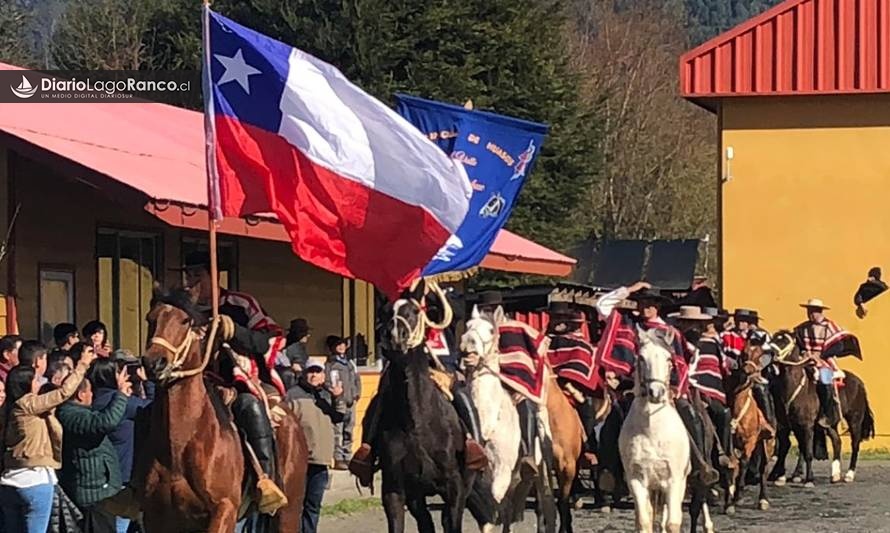 Riñinahue realizó aplaudido desfile académico y comunitario 