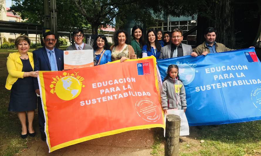 Tres comunidades educativas de Río Bueno recibieron Certificación Ambiental de Establecimientos Educacionales