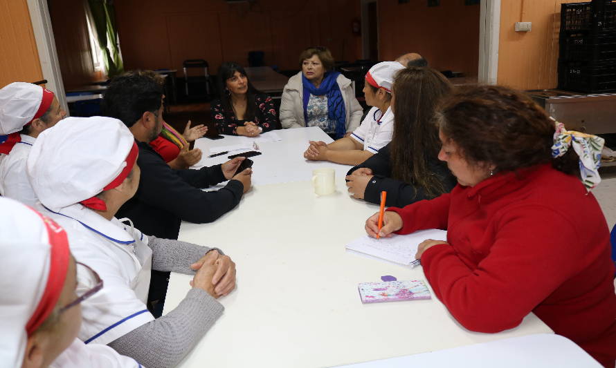 Municipio de Paillaco exige reintegro de 19 manipuladoras de alimentos despedidas por empresa Las Dalias