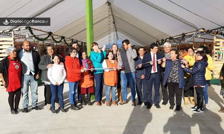 Lago Ranco abrió primer Mercado Navideño junto al lago