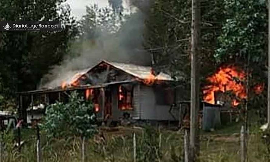 Incendio afectó a vivienda ubicada en sector Chamul, Lago Ranco