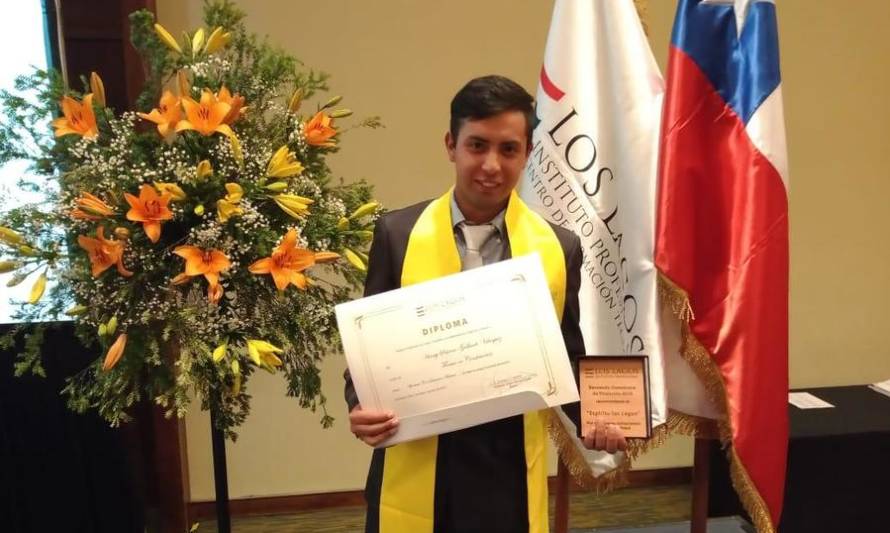 Joven egresado de red Sename en Los Ríos recibió su título profesional