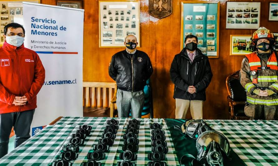 Centro de justicia juvenil donó adaptadores de mascarillas a bomberos