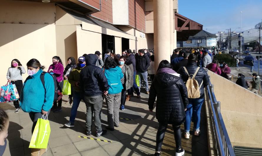 Largas filas y aglomeraciones se registran en el comercio de Valdivia