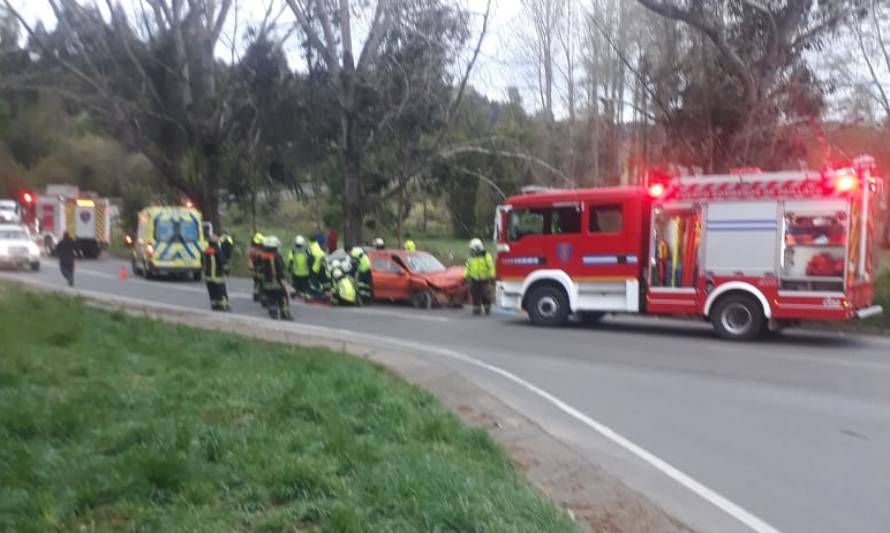 Tres lesionados dejó choque frontal en ruta Paillaco-Itropulli