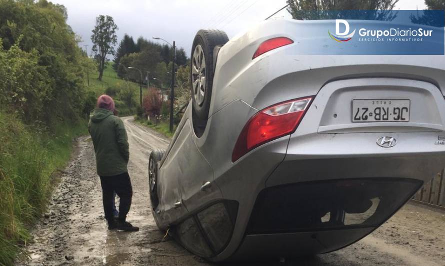 Investigan curioso volcamiento en Futrono