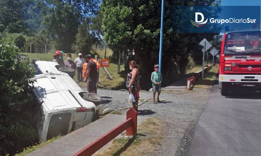 Vehículo cayó a una cuneta en Riñinahue