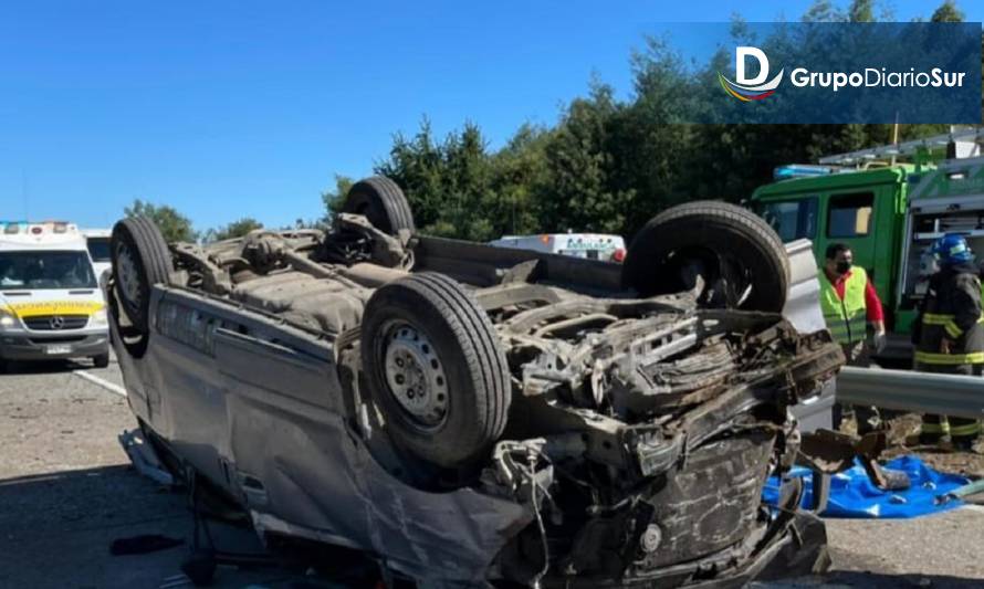 [ACTUALIZACIÓN] Falleció conductor de vehículo que volcó cerca del peaje de Lanco