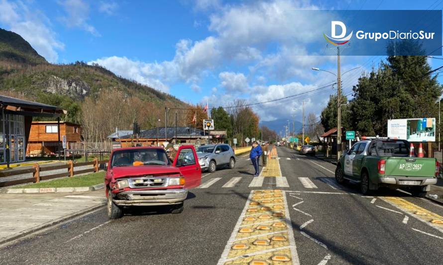 Camioneta y automóvil colisionaron en Llifén 