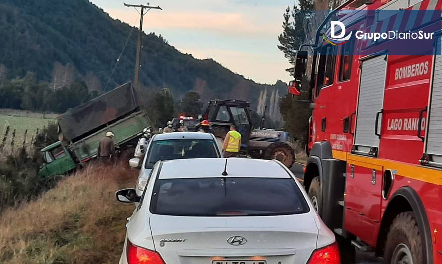 Camión y camioneta colisionaron en la ruta Lago Ranco-Calcurrupe