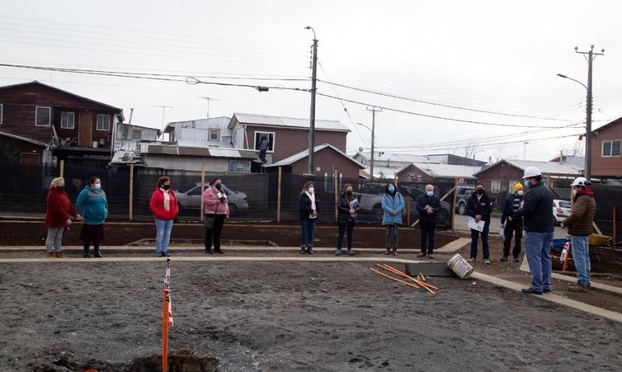 Vecinos inspeccionan avance de plazuela Juan Mackenna en Río Bueno