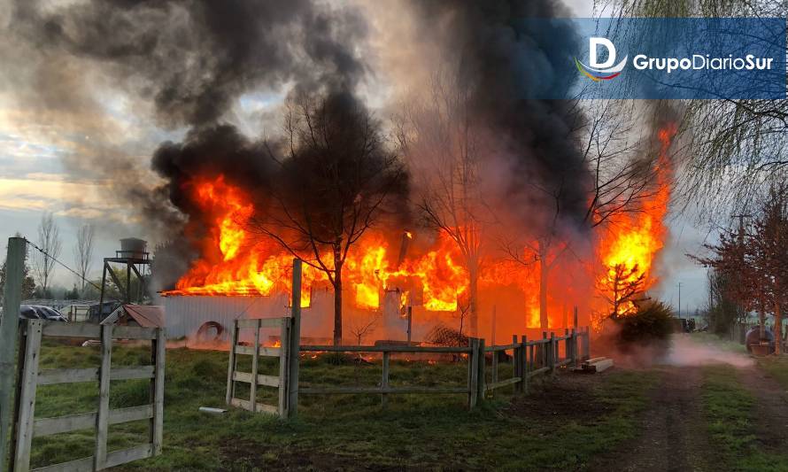 Familia riobuenina perdió su casa en violento incendio