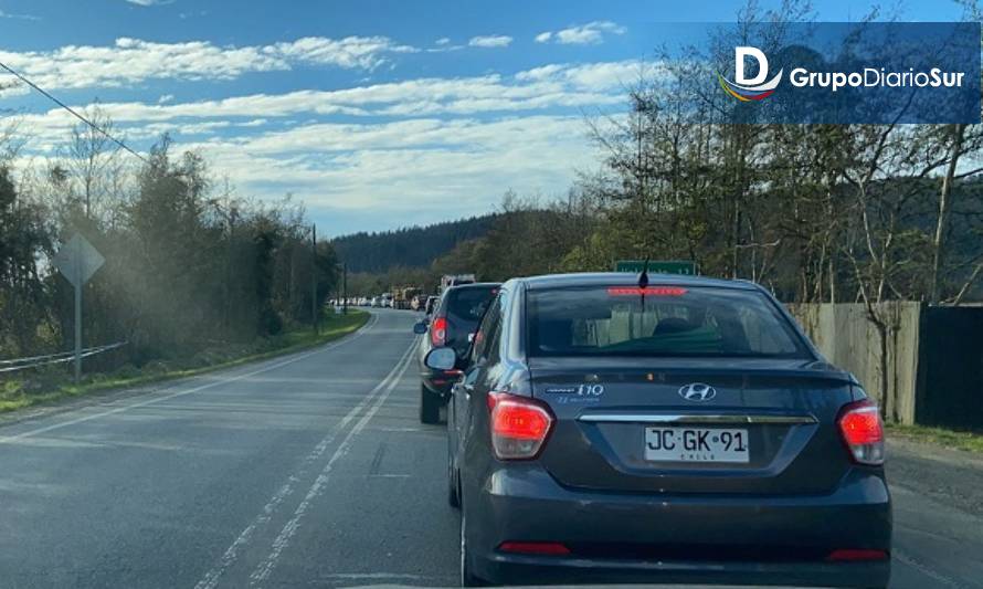 Reportan gran congestión vehícular en acceso sur a Valdivia