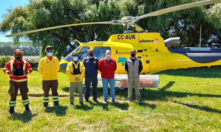 Conaf Los Ríos presenta moderno helicóptero para combate de incendios forestales