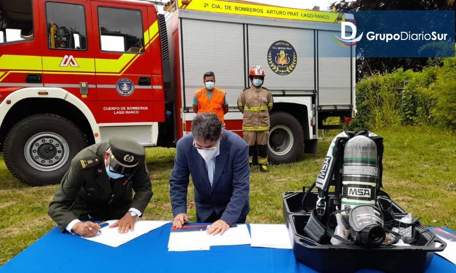 Los Ríos: Entregan más de 300 equipos de respiración autónoma a bomberos