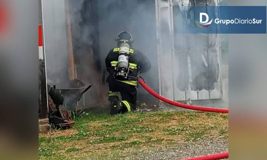 Paillaco: bomberos logró controlar incendio de bodega en Reumén  