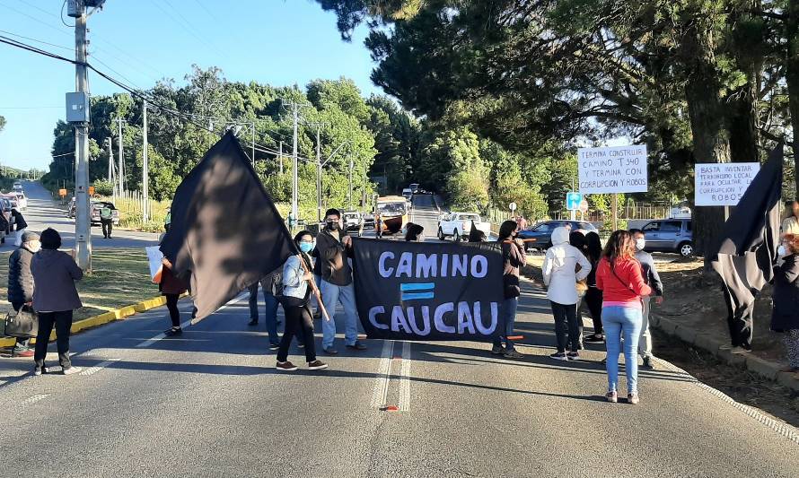 Vecinos de ruta Torobayo-Curiñanco protestaron por abandono de obras 