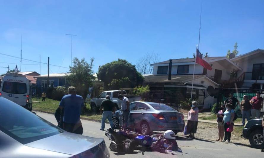 Reportan colisión de vehículo con motocicleta en Futrono 