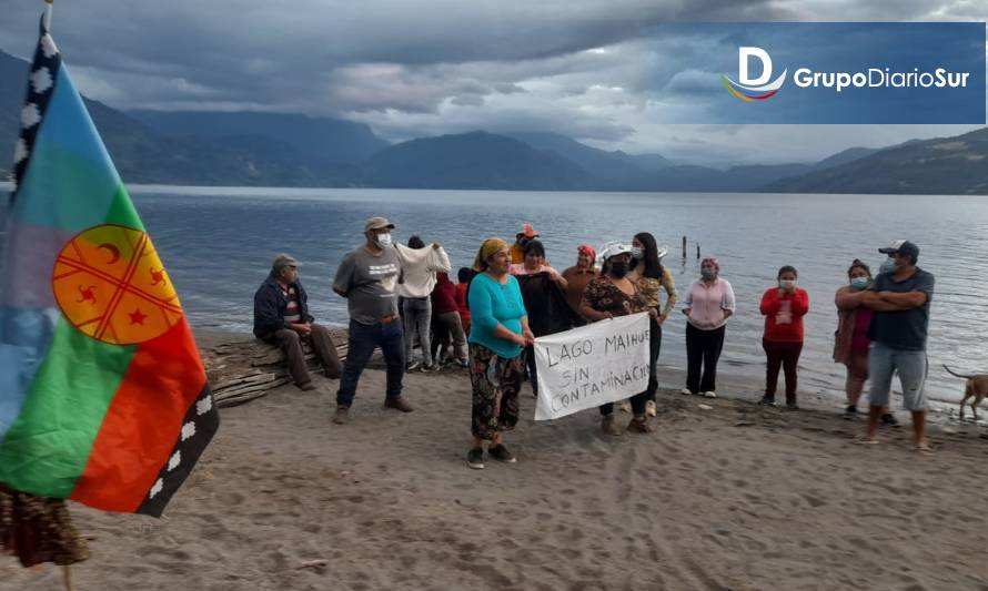 Vecinos de Maihue se manifestaron pacíficamente contra cierre de playa y contaminación del lago