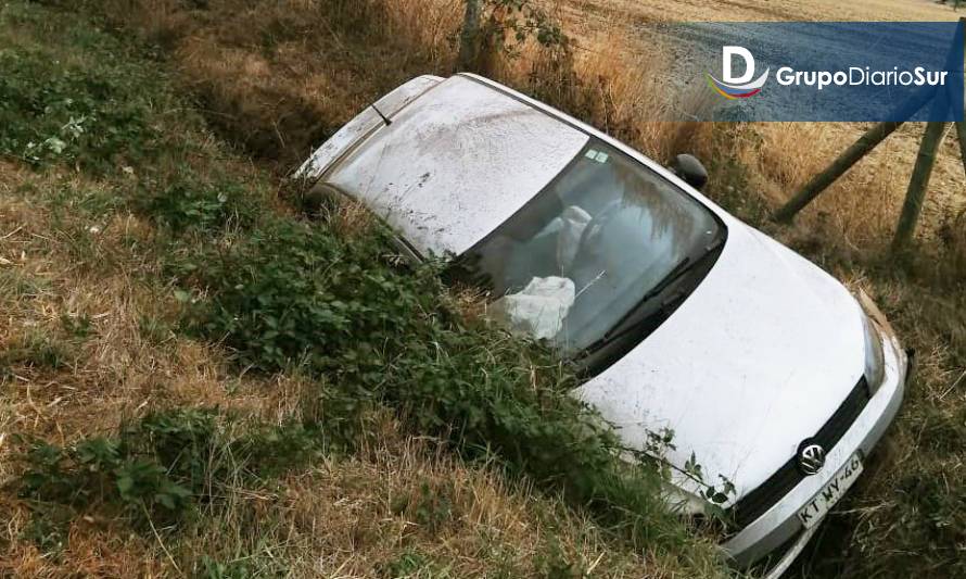 Accidente vehicular en sector rural de Río Bueno deja un lesionado