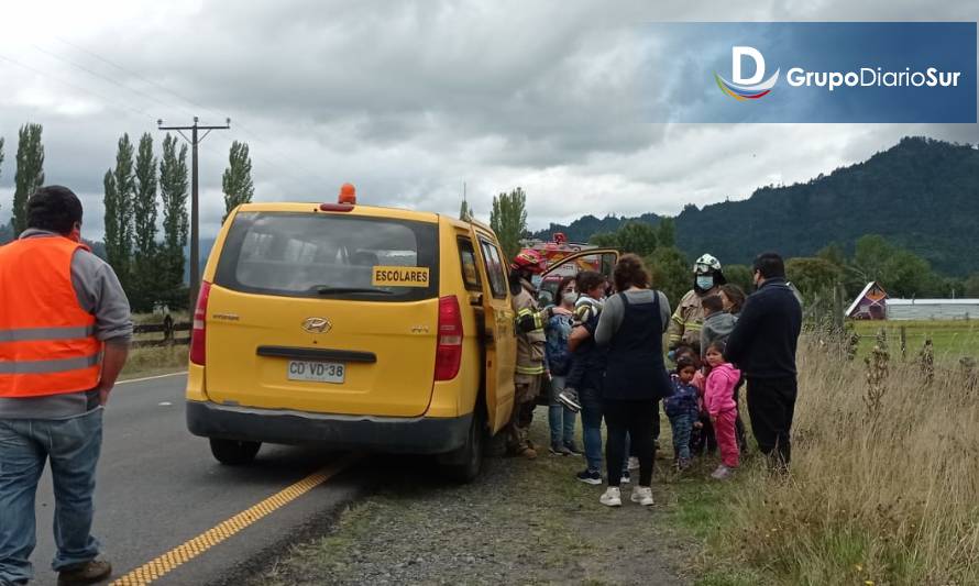 Registran accidente de furgón escolar en Lago Ranco
