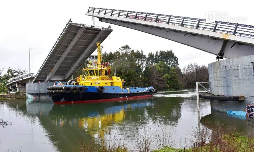 Remolcador Chercán navegó en nueva apertura del puente Cau Cau de Valdivia