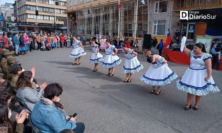 Con música y coloridos bailes celebraron Día Mundial del Folclor