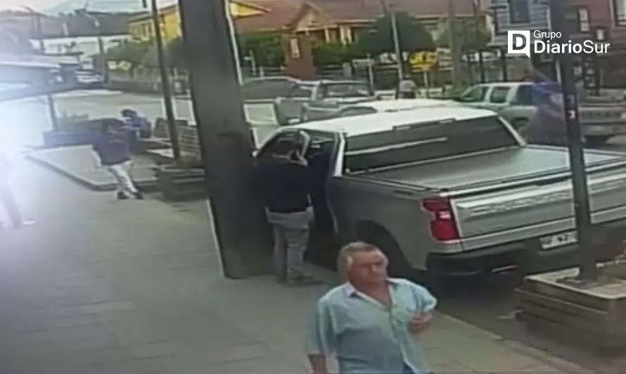 [VIDEO] Futrono en alerta: captan a sujeto abriendo un vehículo en pleno centro