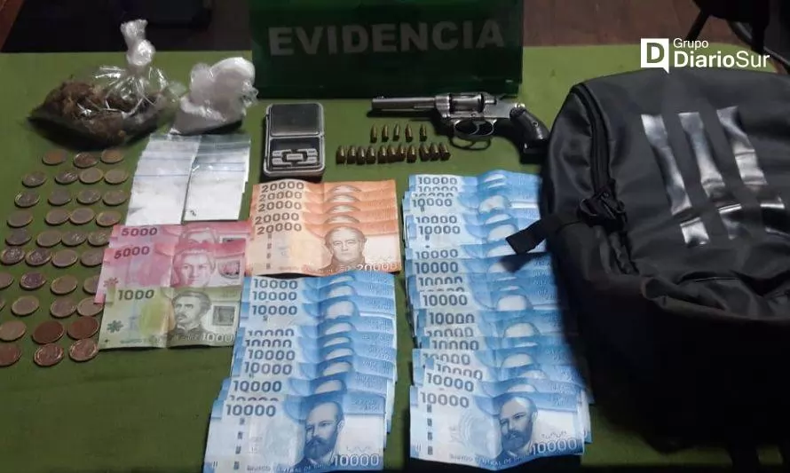 Dos detenidos tras ser sorprendidos con un arma, municiones, dinero y drogas en Valdivia