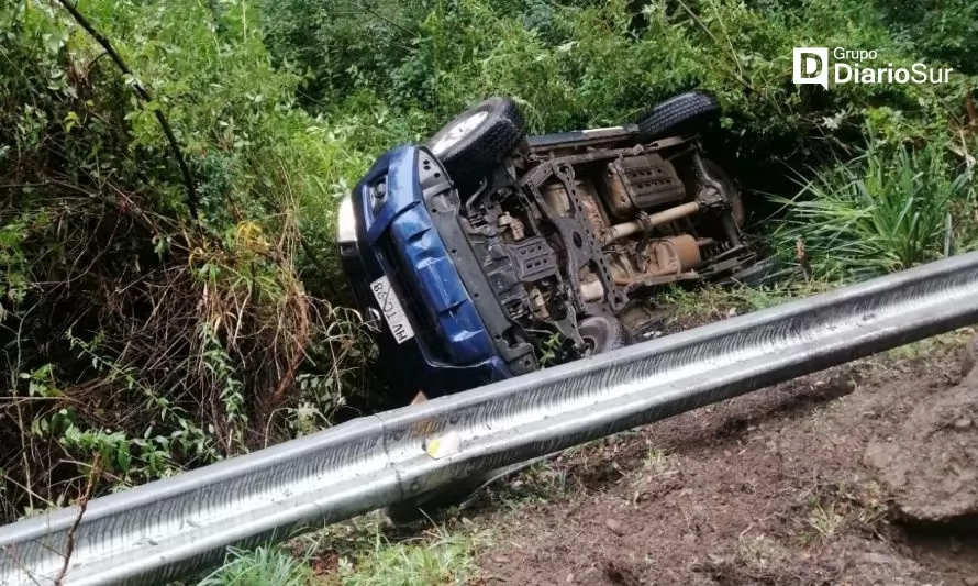 Vehículo municipal sufrió accidente en ruta Futrono-Nontuelá 