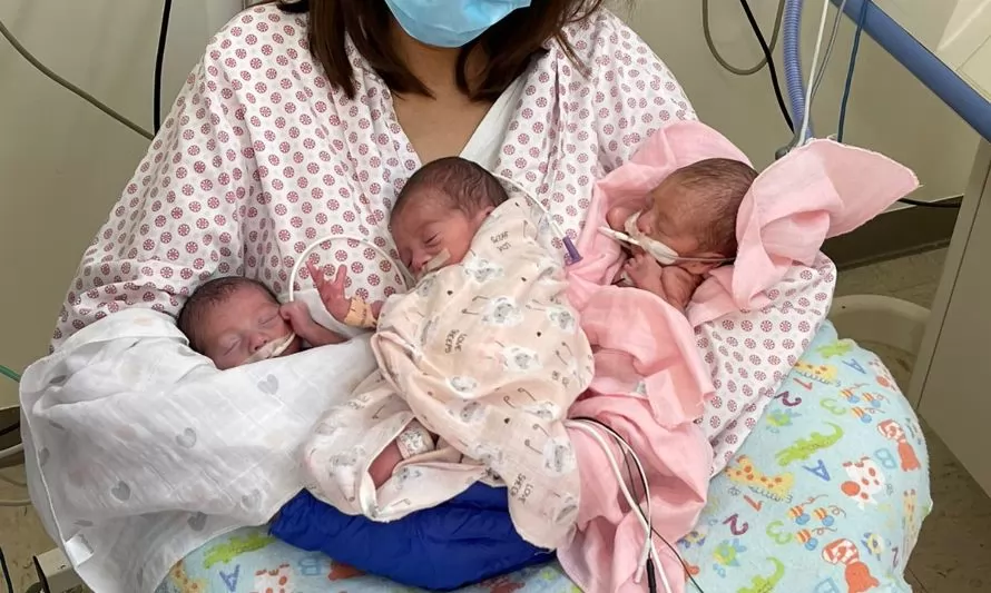 Padres de trillizas recurren a rifa para costear millonaria deuda tras el parto