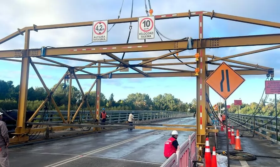 MOP instala plataforma de trabajo en puente Cau Cau para avanzar en solución definitiva 
