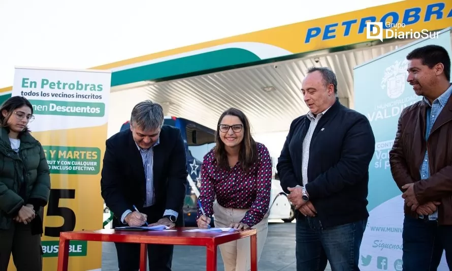 Municipio de Valdivia firma convenio que permitirá descuentos en Petrobras