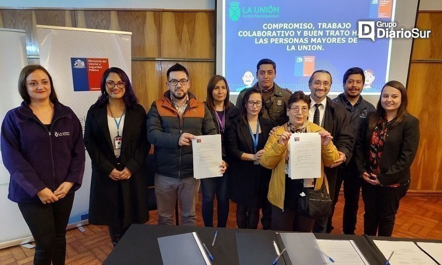 Delegación Provincial del Ranco, Carabineros, Municipalidad, Senama, UCAM, seremi de Transportes, entre otros, firmaron el acuerdo. Créditos: Delegación Provincial del Ranco.