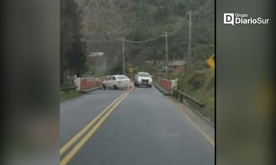Vehículo sufrió accidente en puente en Lago Ranco