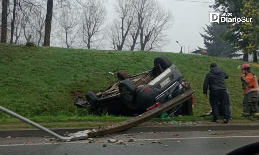 Automóvil chocó y partió a la mitad poste de concreto en Valdivia