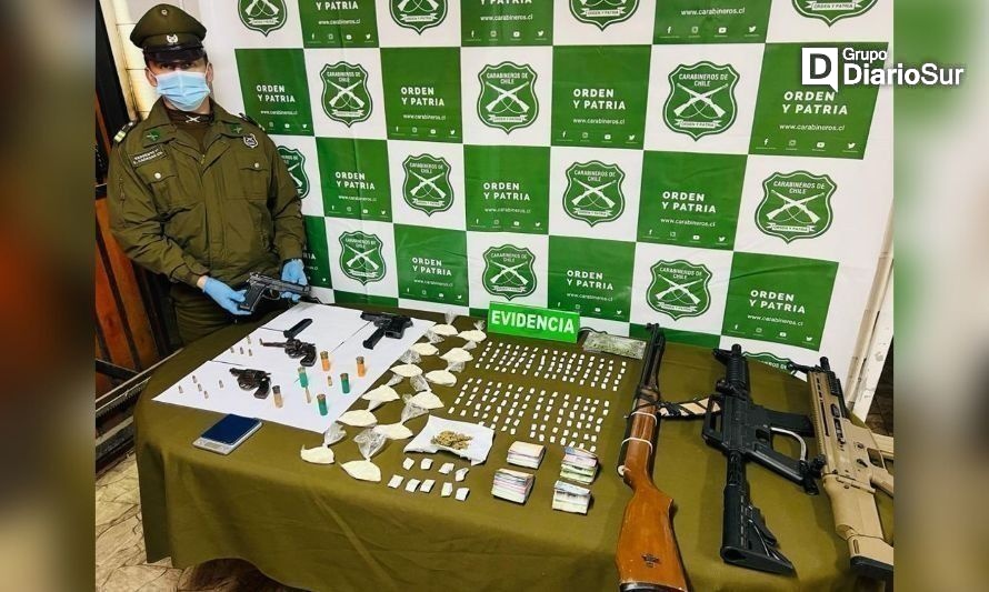 Pistolas, fusiles y un rifle entre los elementos incautados. Créditos: Carabineros Los Ríos.